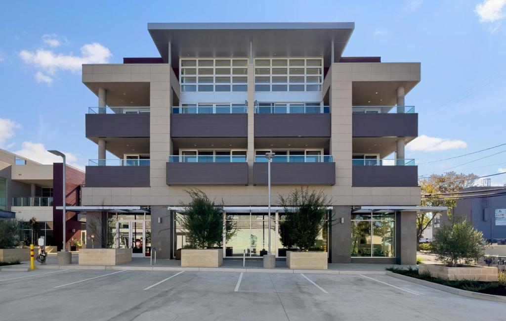 3225 El Camino Real, #301, Palo Alto, CA 94306