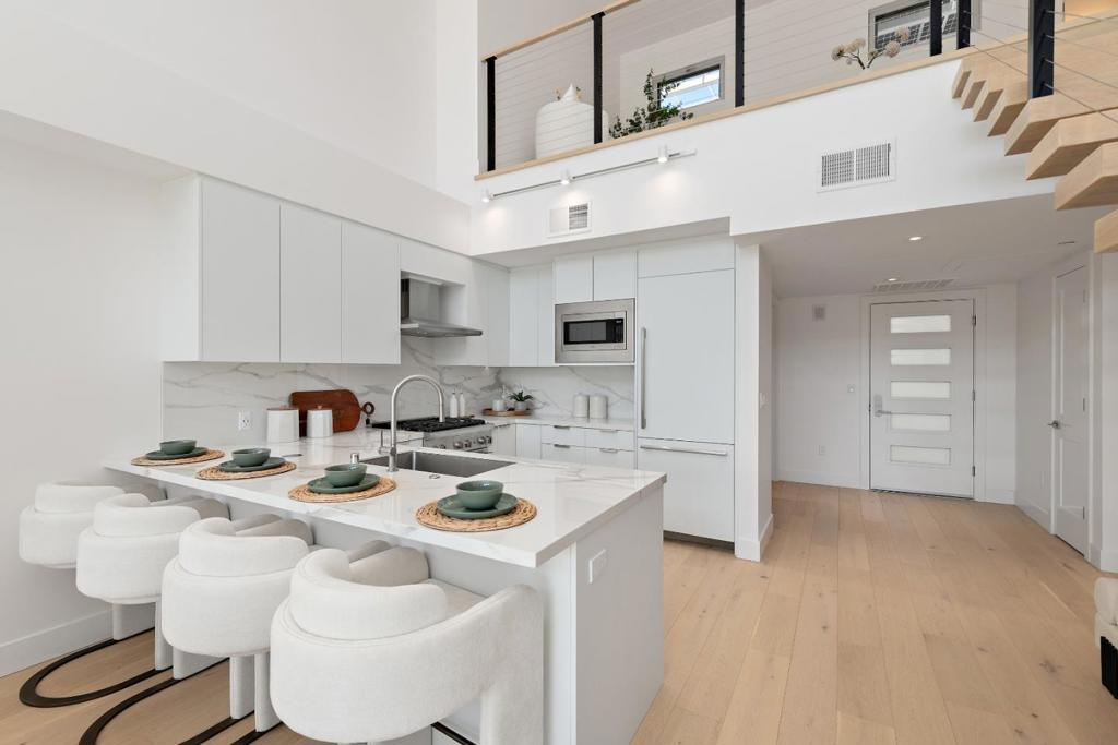 3225 El Camino Real, #301, Palo Alto, CA 94306
