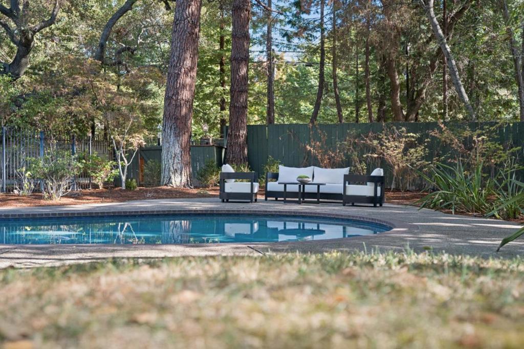 216 Valparaiso Avenue, Atherton, CA 94027