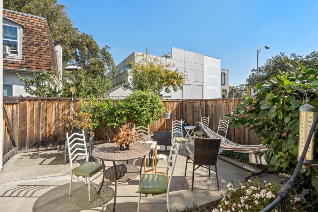 301 College Avenue, Palo Alto, CA 94306