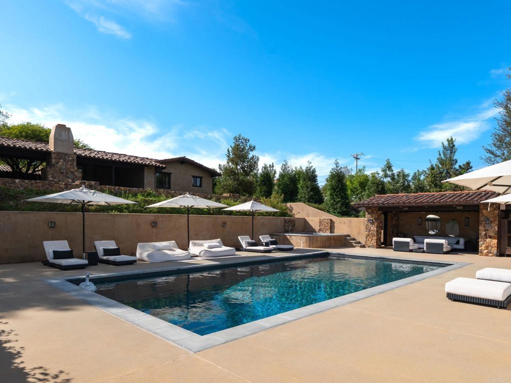 525 Sleeping Indian Rd, Oceanside, CA 92057