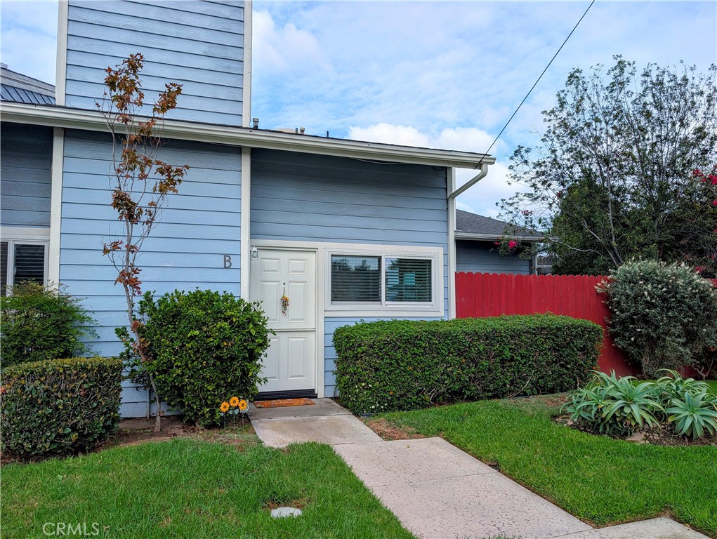 2302 Elden, Costa Mesa, CA 92627