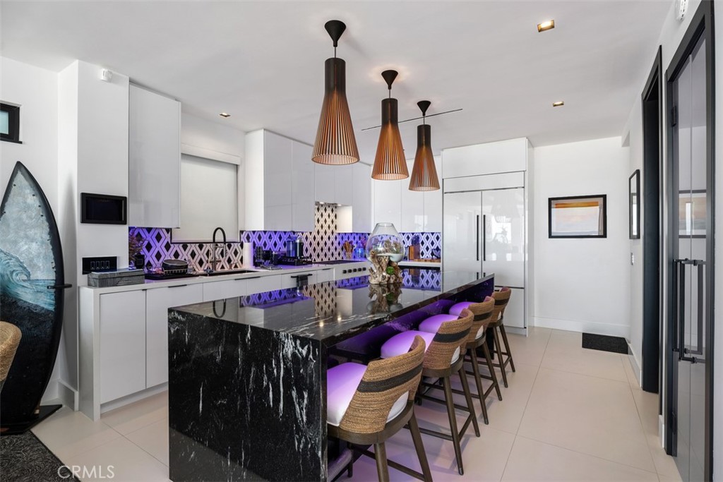 Spacious kitchen island and breakfast bar