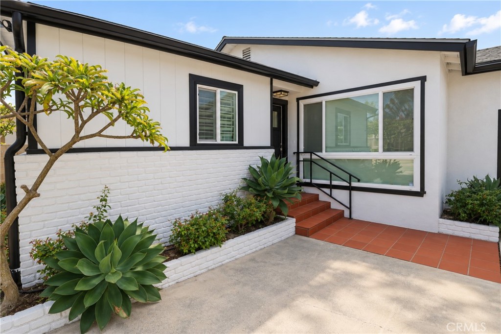 315 University Drive, Costa Mesa, CA 92627