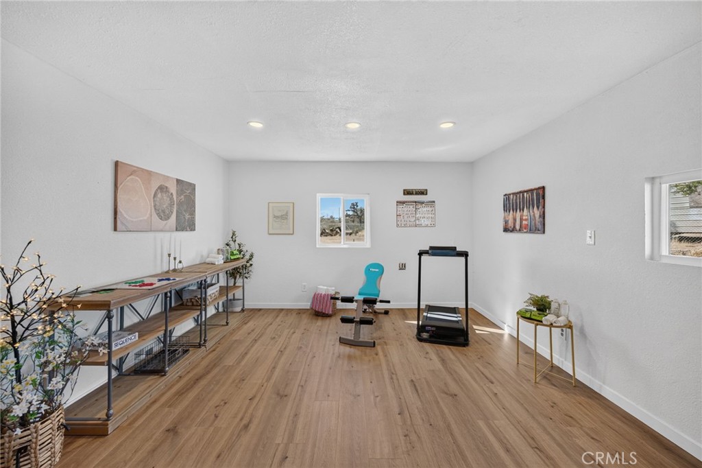 Bonus 220 sqft Studio / Workshop / Office Space detached.