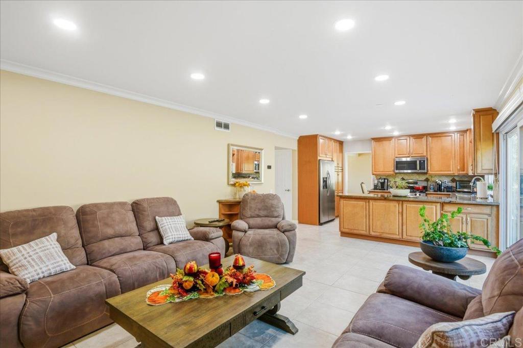 1695 Arnheim CT, El Cajon, CA 92021