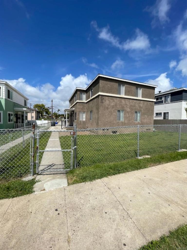 331 E 5th Street, National City, CA 91950 331 E 5th Street, National City, CA 91950
