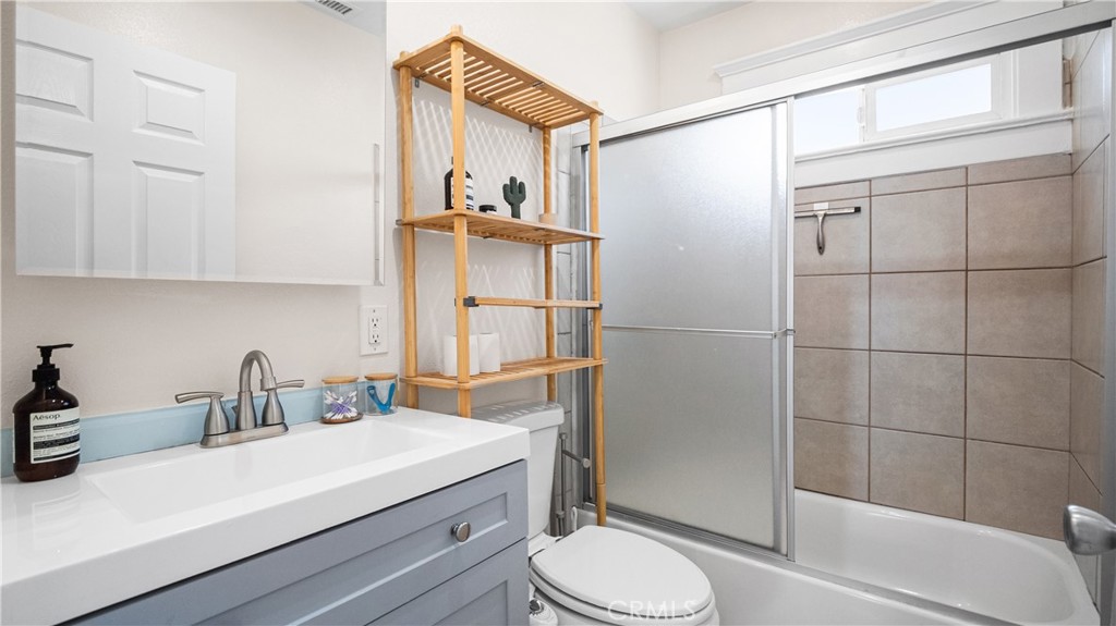 Bathroom 1.
