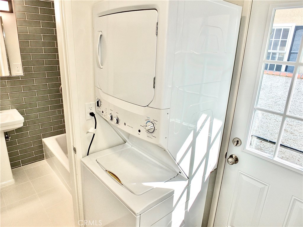 Stackable washer and dryer included