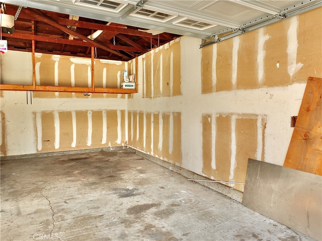 Garage is shared with rear tenant.