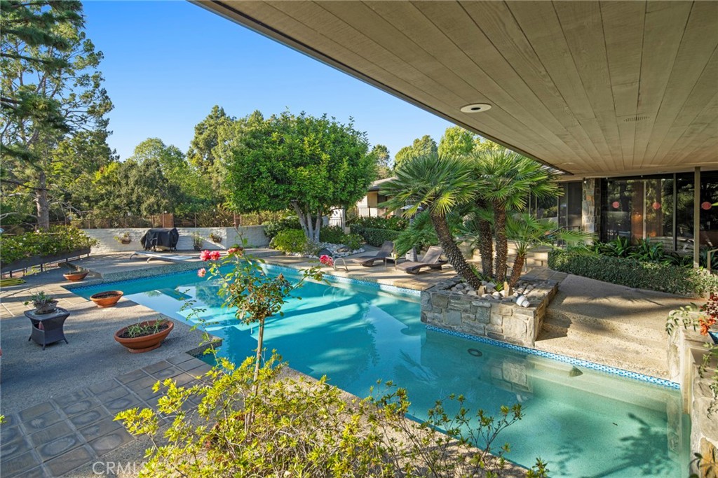 1458 Hillcrest, Pasadena, CA 91106