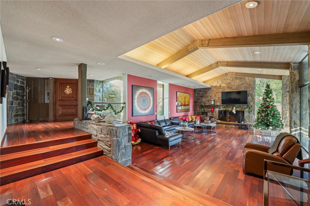 1458 Hillcrest, Pasadena, CA 91106