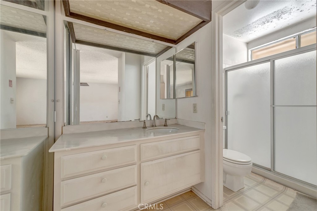 Main bedroom on suite 3/4 bathroom
