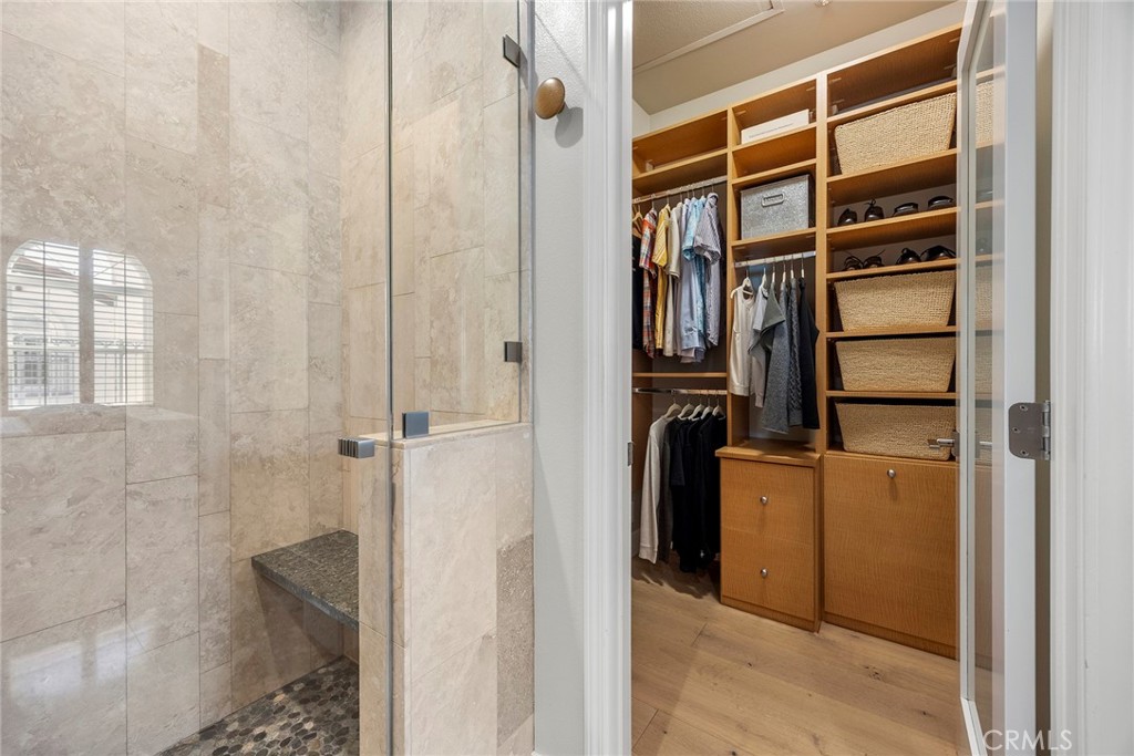 WALK IN CLOSET