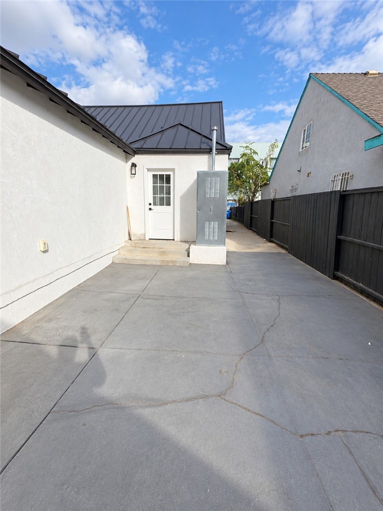 335 N Harvard, Los Angeles, CA 90004