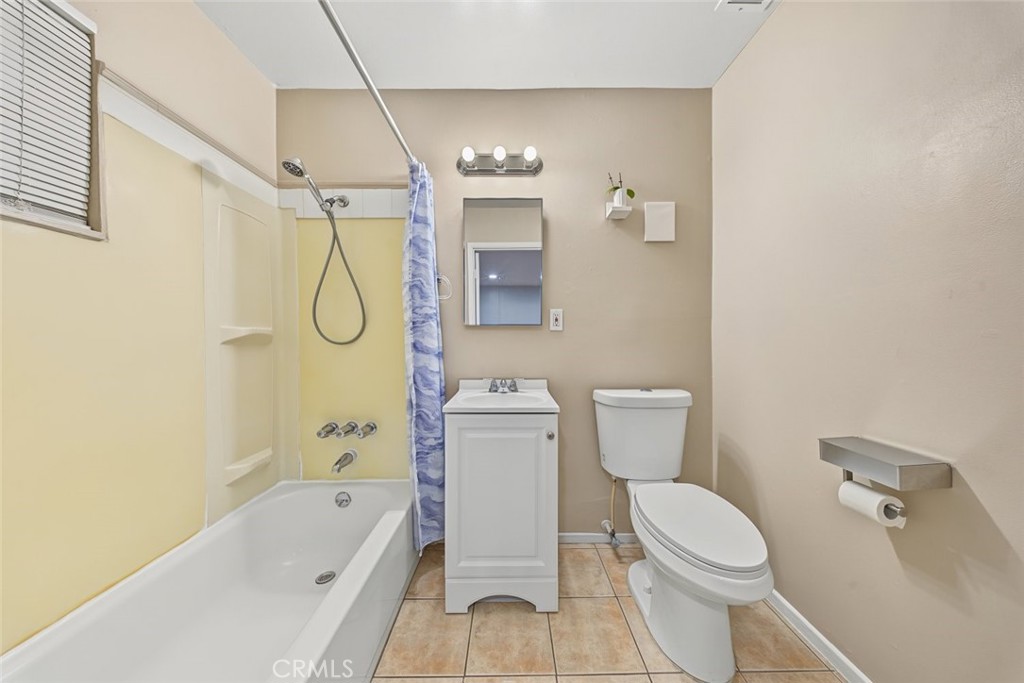 Full bathroom 2.