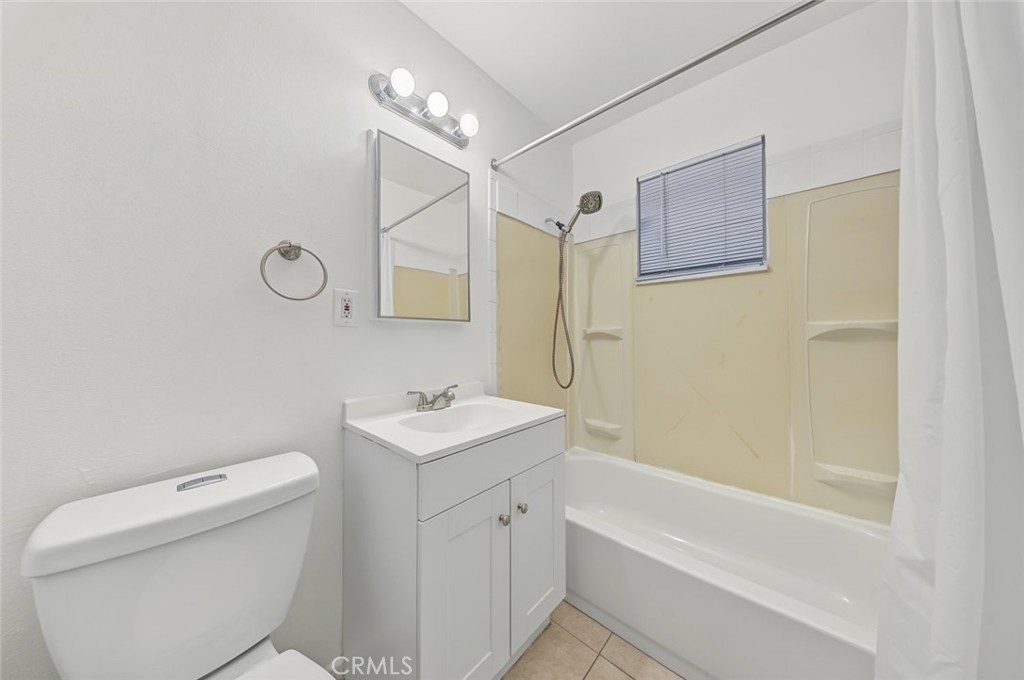 Full bathroom 1.