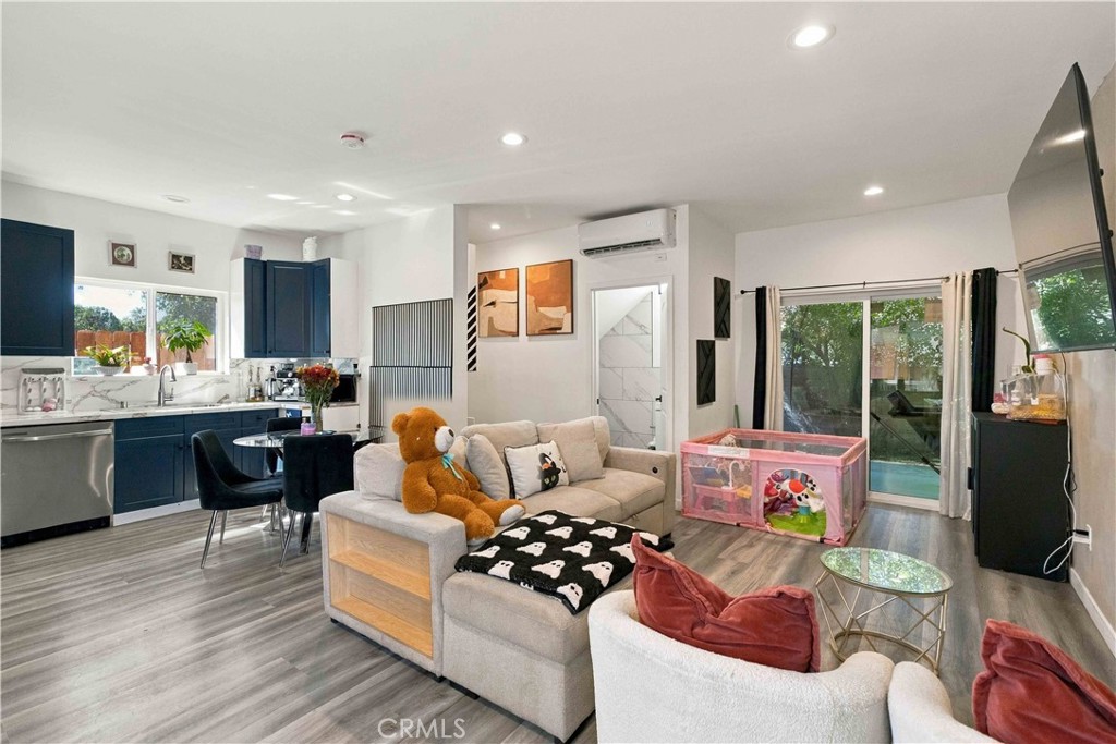 8633 Zelzah, Northridge, CA 91325