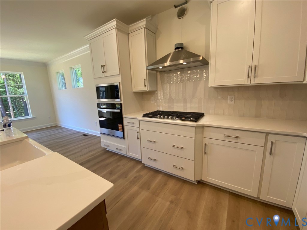 DESIGNER KITCHEN WITH QUARTZ COUNTERTOPS AND GAS COOKTOP
