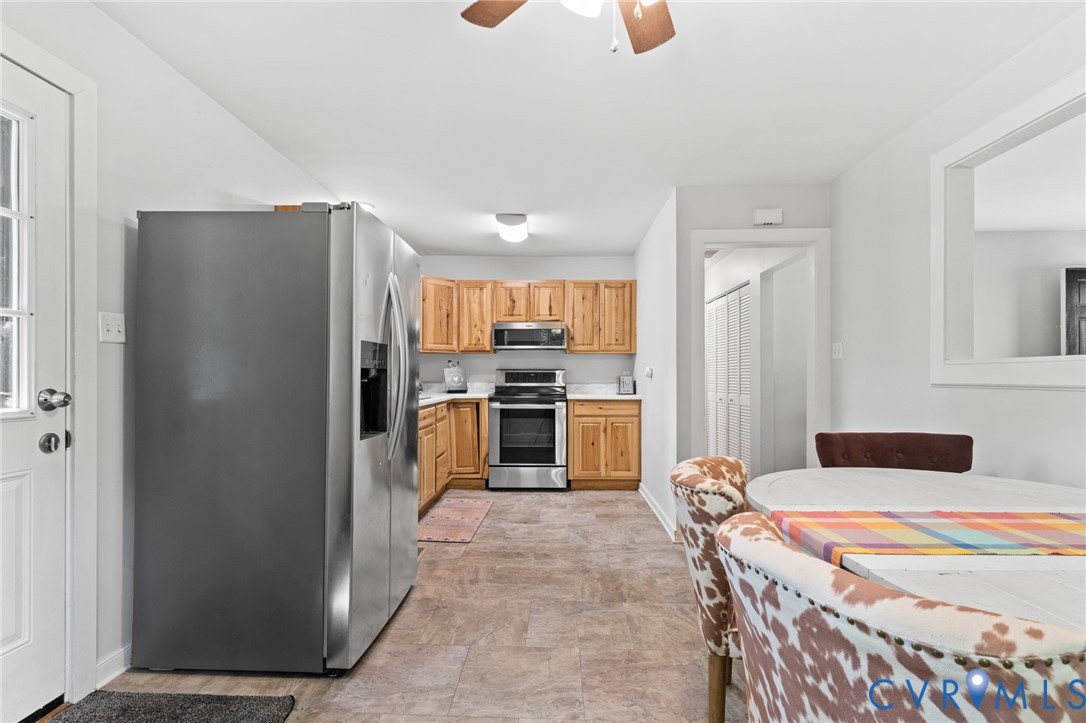 Eat-in kitchen