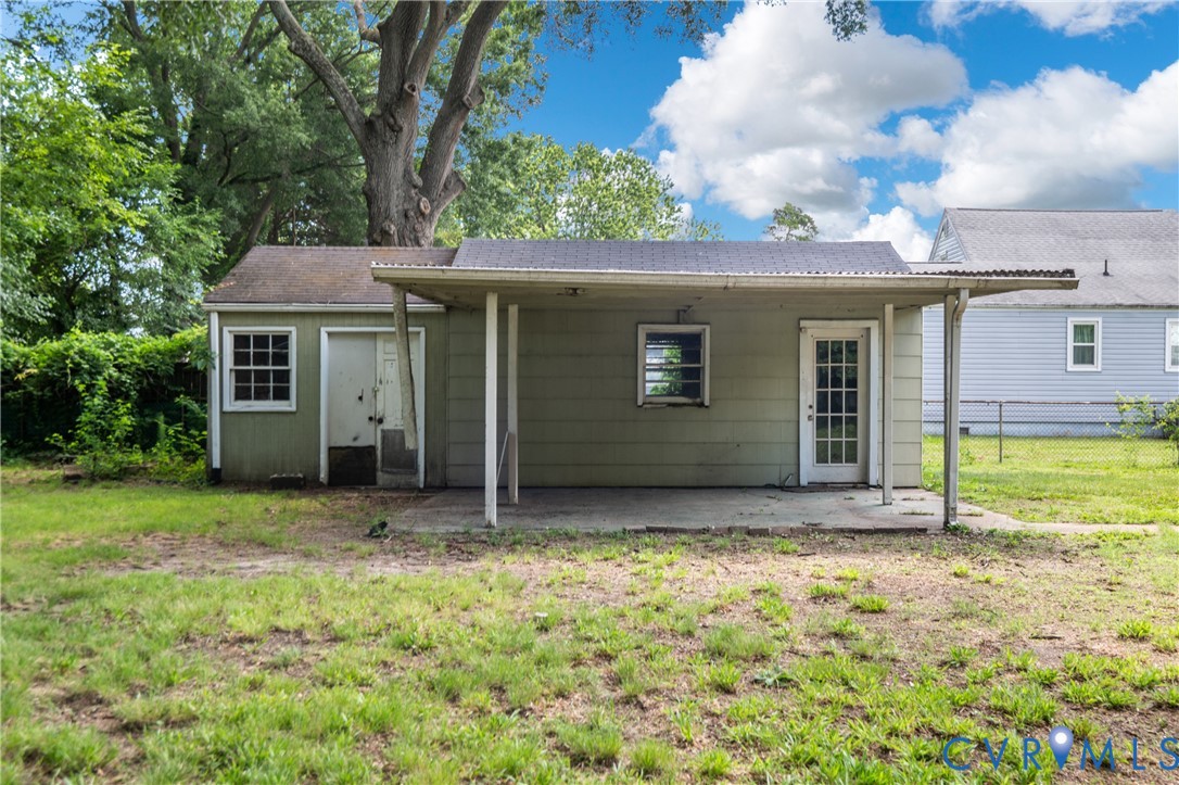Side view of detached garage and covered space