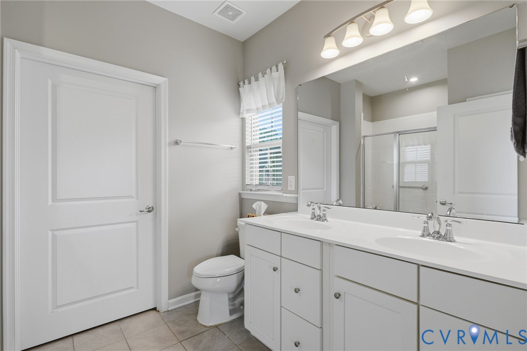 Dual white vanity with undermount sinks and chrome fixtures