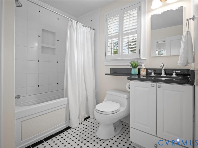 Second floor hall full bath.