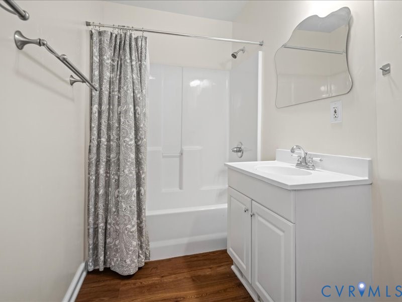 Guest cottage full bathroom.