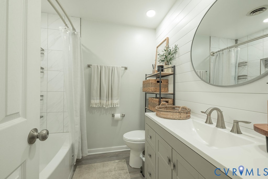 Renovated Full Hallway Bathroom