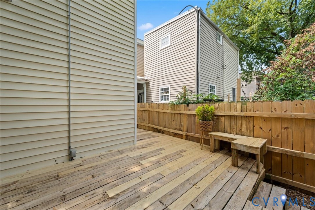 Wood-plank decking with a built-in wood bench and a wood privacy fence