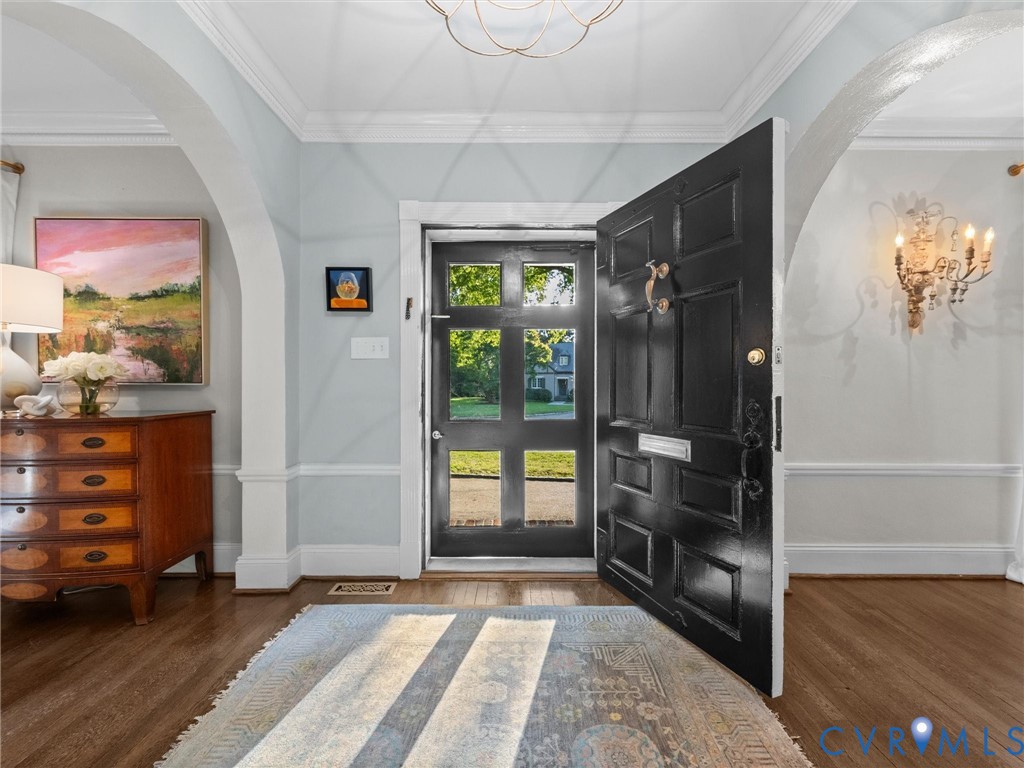 Beautiful arched openings into living and dining rooms Beautiful arched openings into living and dining rooms