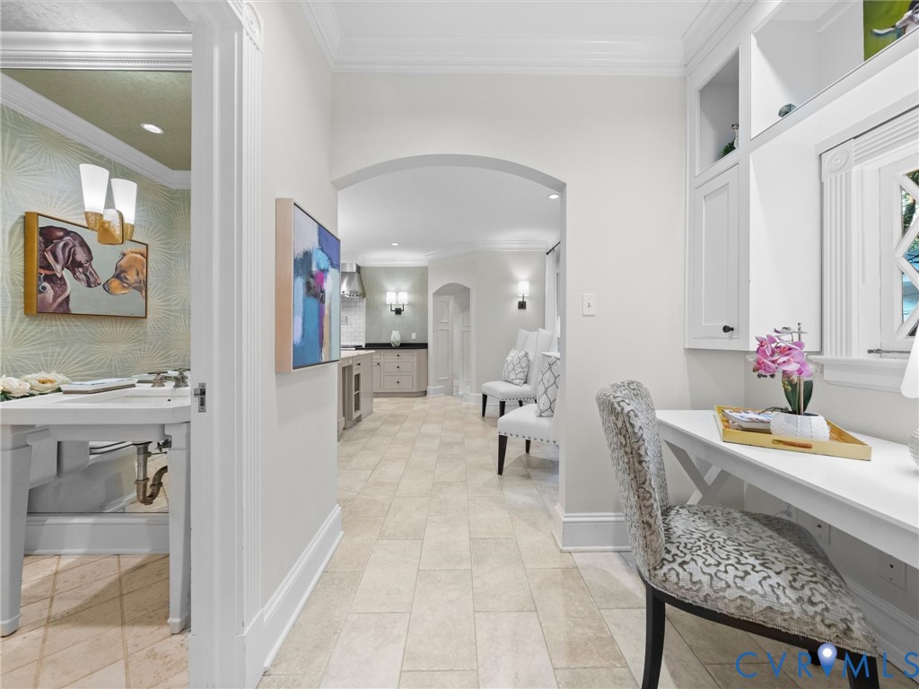 Hallway that connects the breakfast room to kitchen