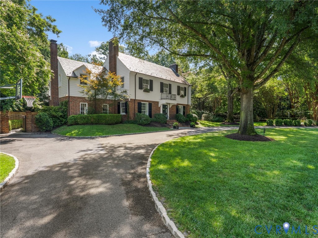 Circular driveway with ample parking