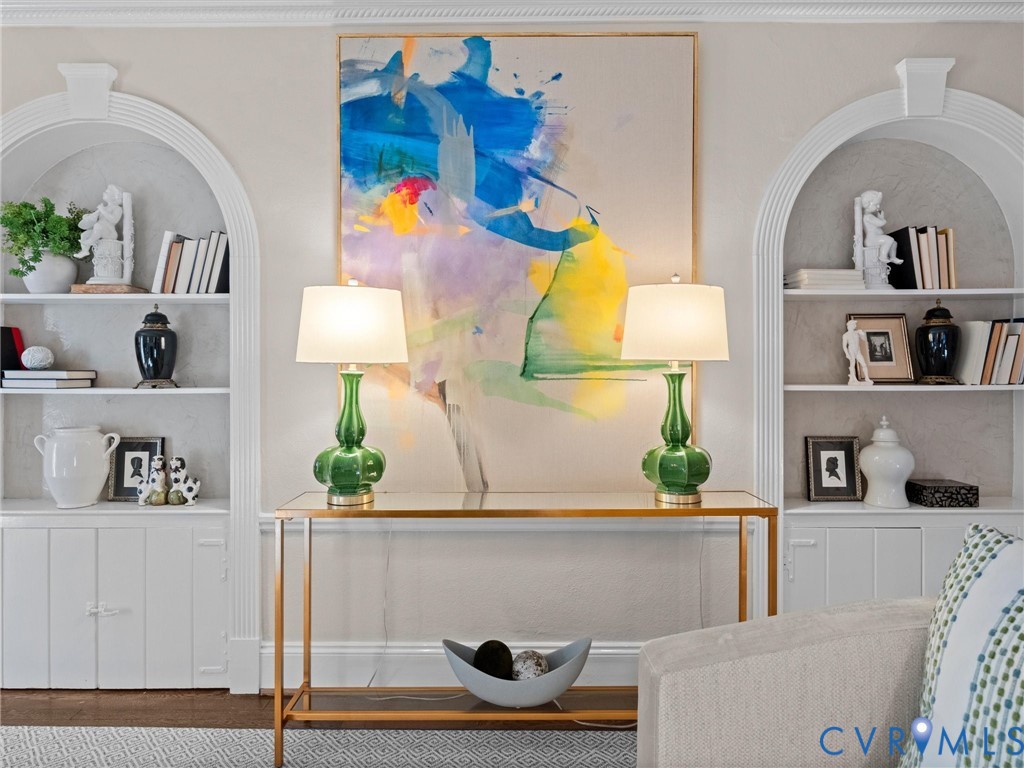 Striking arched niches, shelving and venetian plaster walls