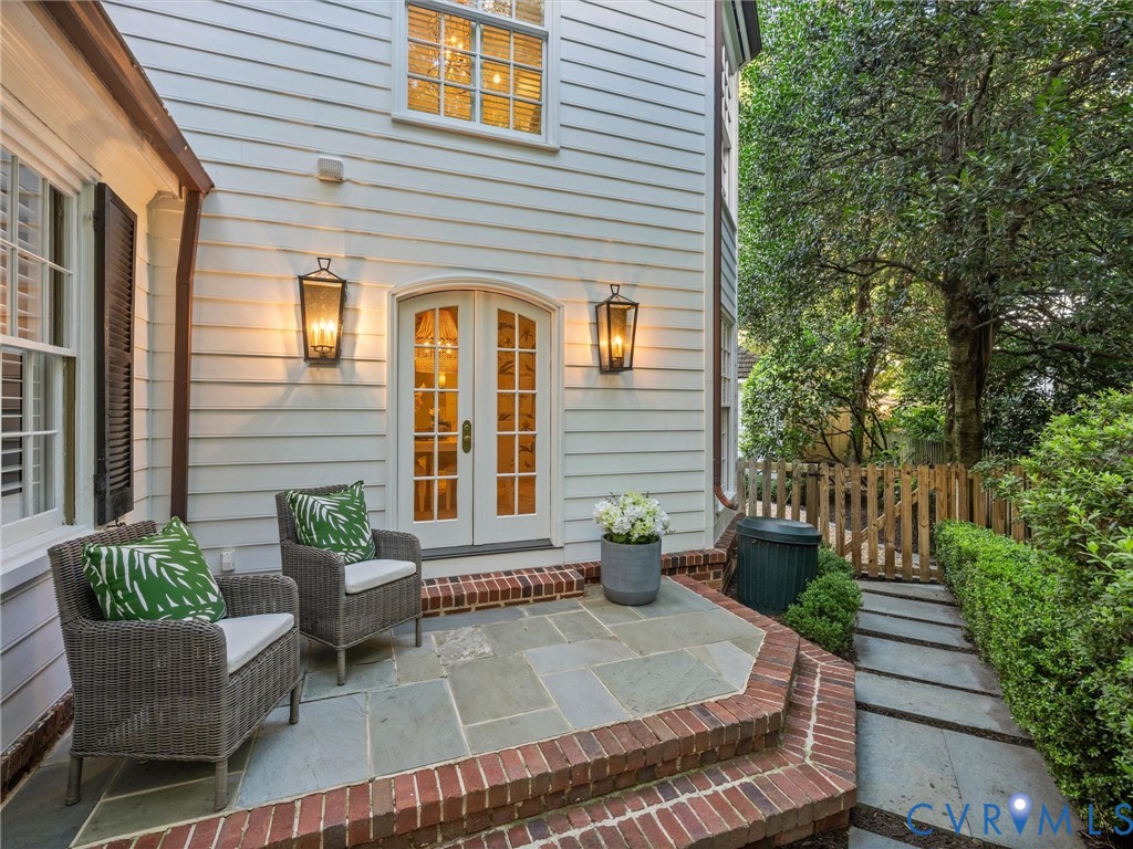 Side entryway off breakfast room to patio