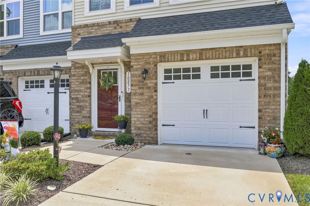 1 car garage, great curb appeal - lawn mowing covered by HOA! 1 car garage, great curb appeal - lawn mowing covered by HOA!