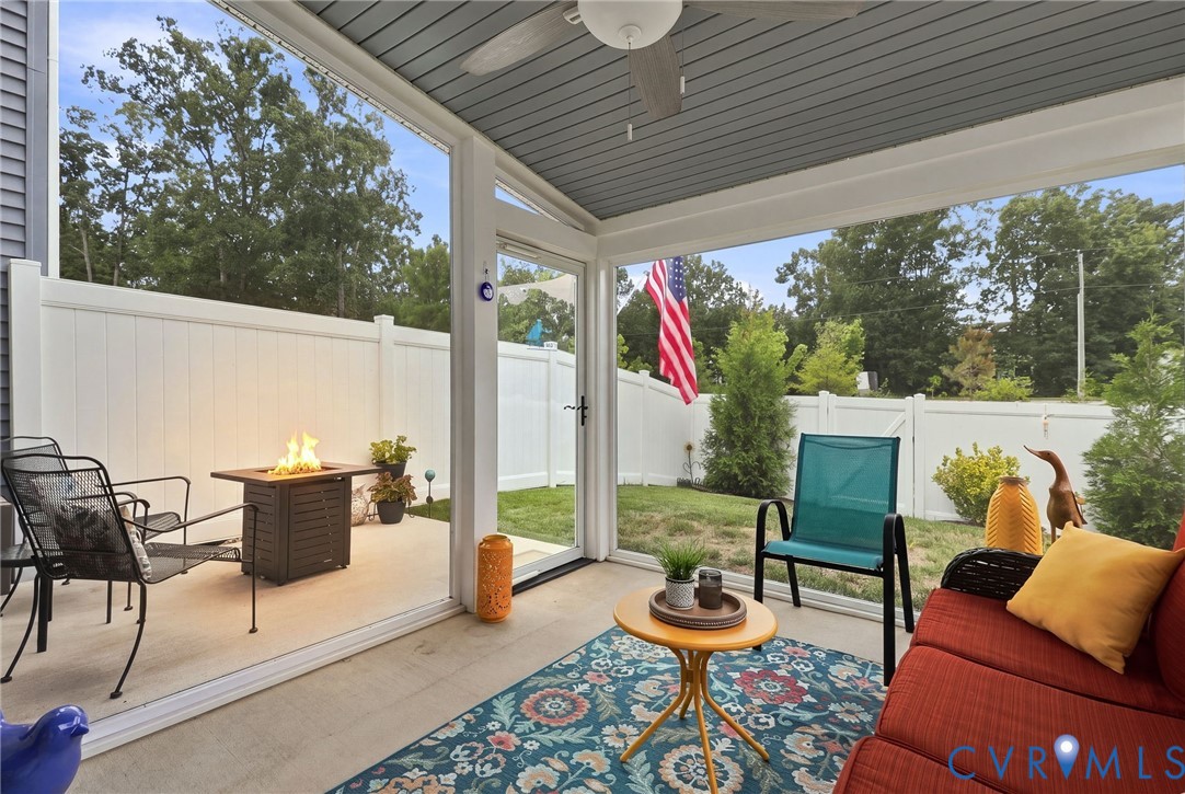 Screened Porch - plenty of room!