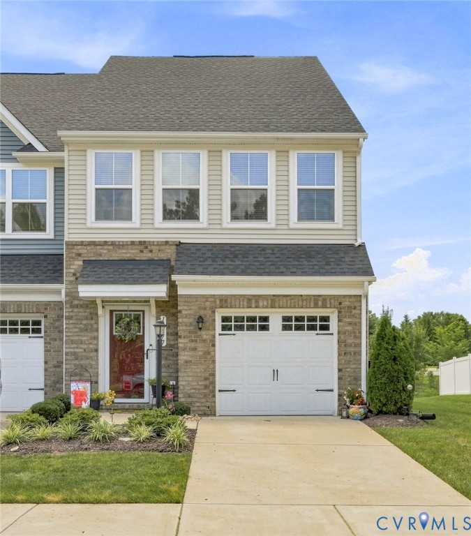 Welcome home to this gorgeous end unit! Welcome home to this gorgeous end unit!