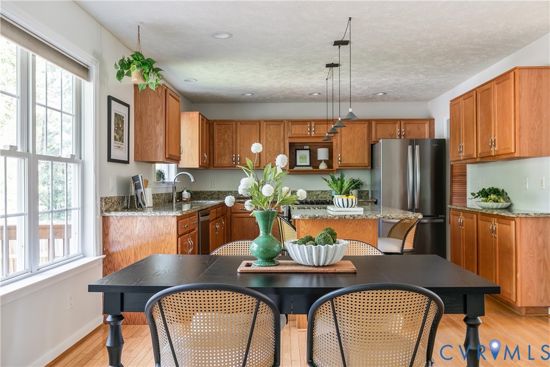 eat-in kitchen