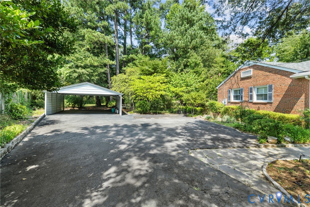 Long driveway with plenty of parking. Long driveway with plenty of parking.