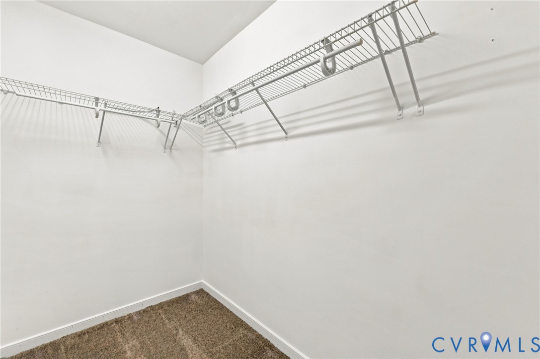 L-shaped wire shelving system with integrated hanging rods