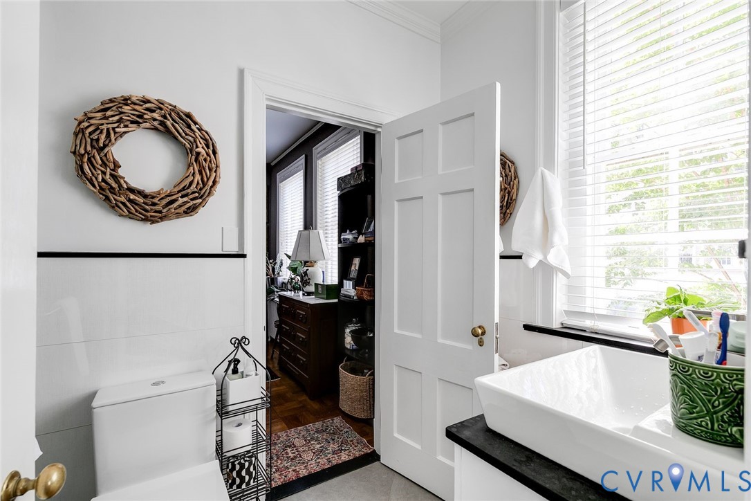 Shared bath for the 2 bedrooms