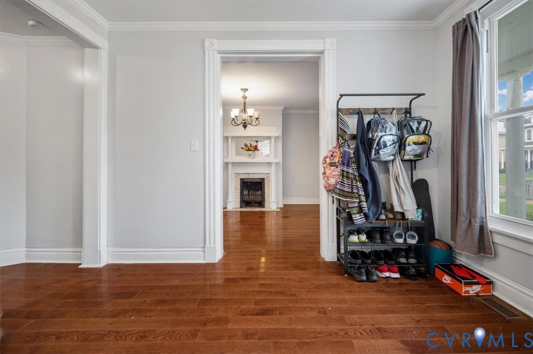 Entry/sitting room
