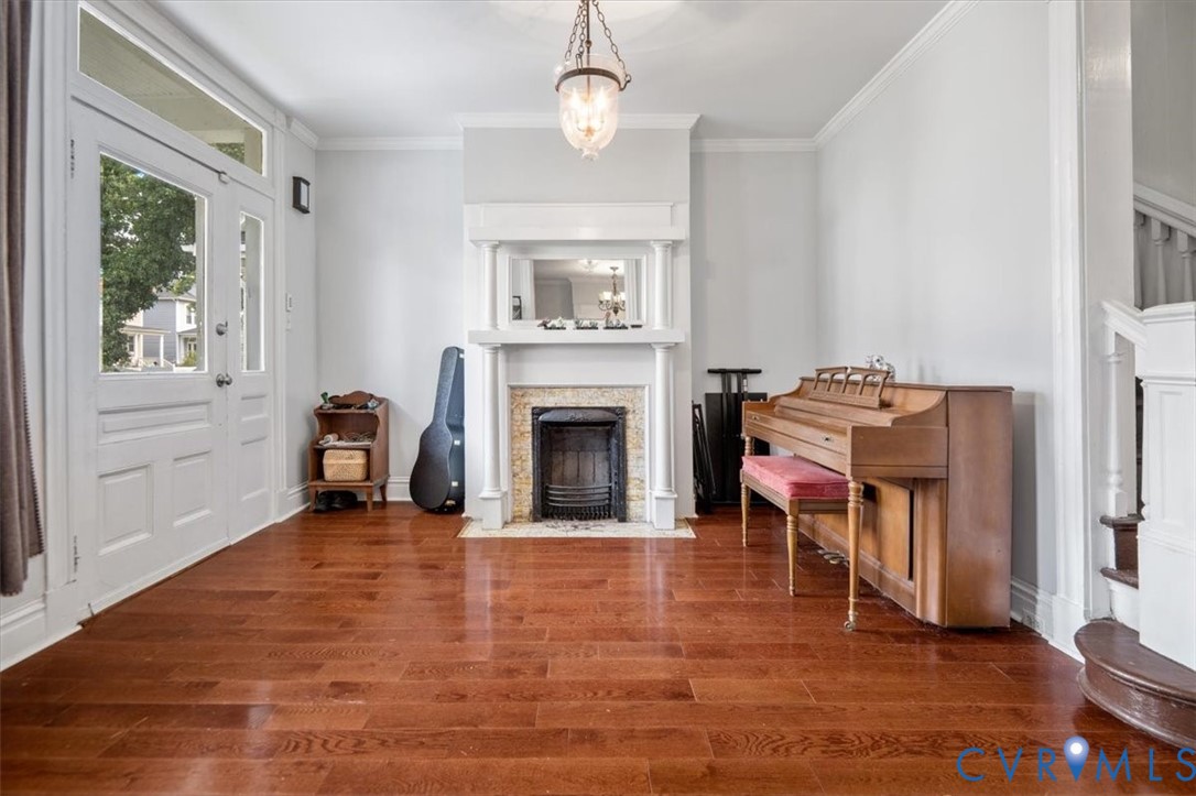 Entry/sitting room
