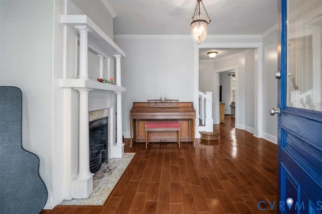 Entry/sitting room with FP