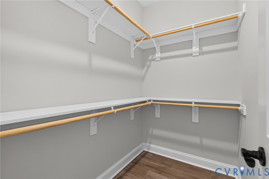Corner shelving with hanging rods