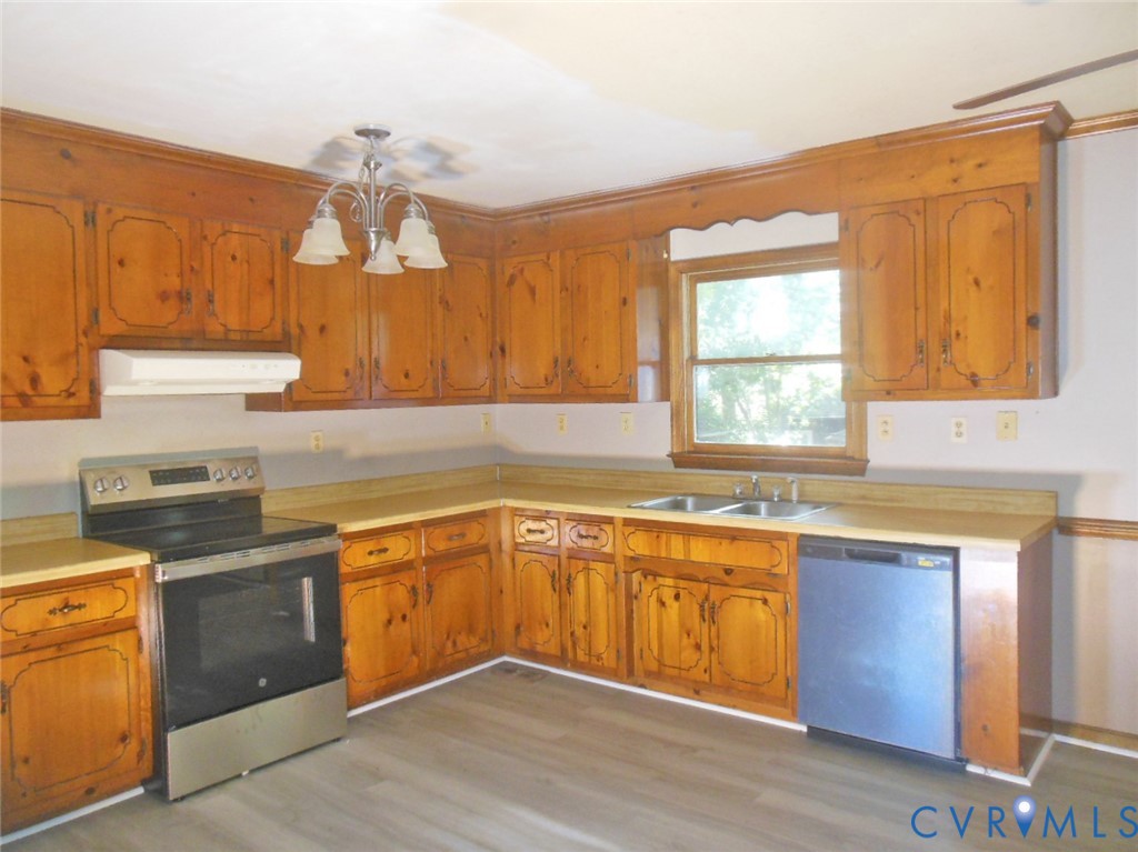 New SS Range & Dish Washer, New flooring New SS Range & Dish Washer, New flooring