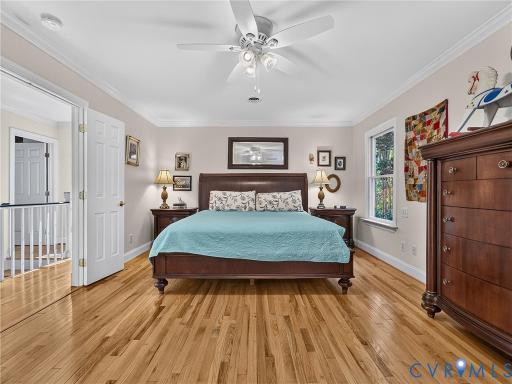 More of those beautiful hardwood floors!