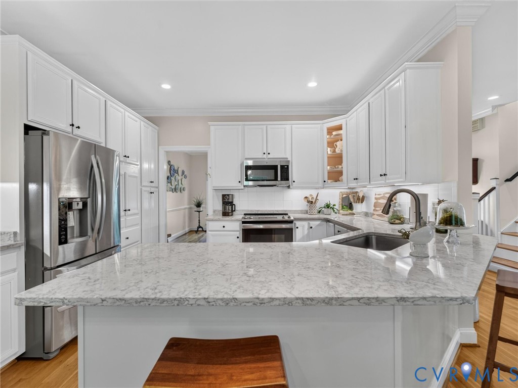 Beautiful Kitchen with Granite & SS!