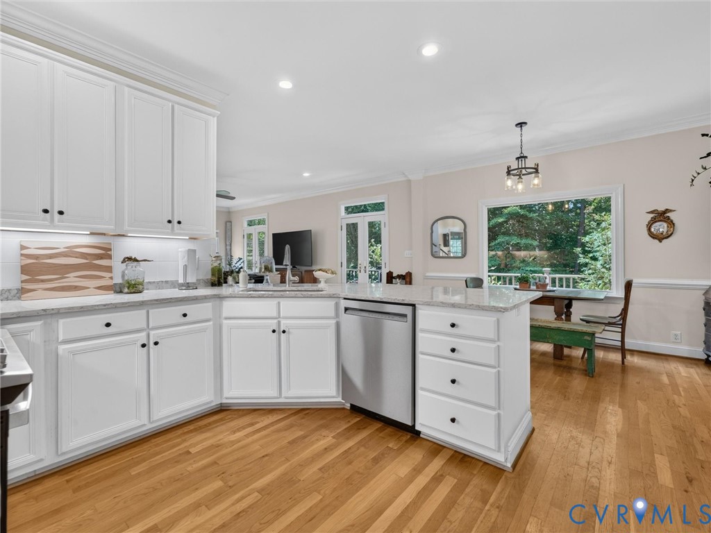 Large picture window in the breakfast nook!